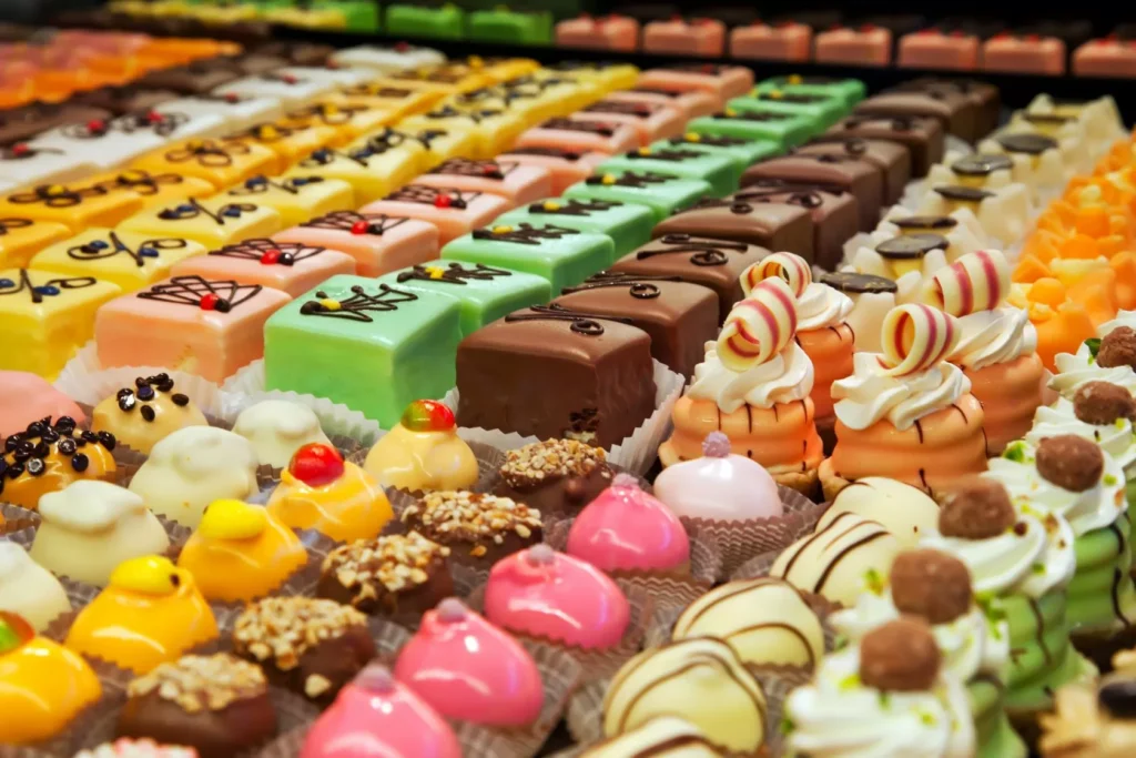 Primo piano di dolci di pasticceria