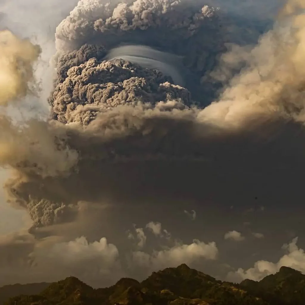 Foto dell'eruzione del vulcano La Soufriere del 9 aprile 2021