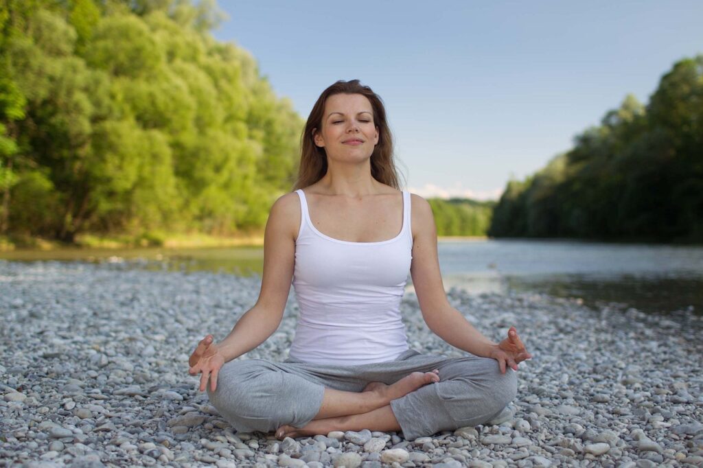 Immagine di una donna che pratica yoga